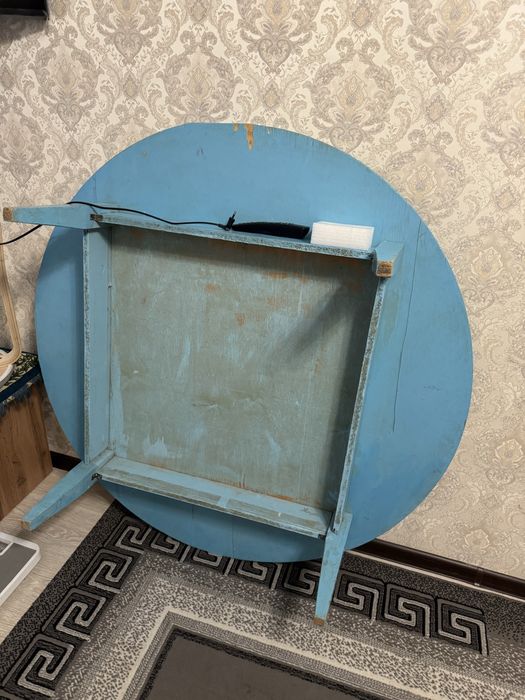 Круглый стол и стулья