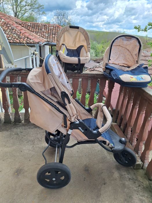 Продавам детска комбинирана количка hauck 3в1