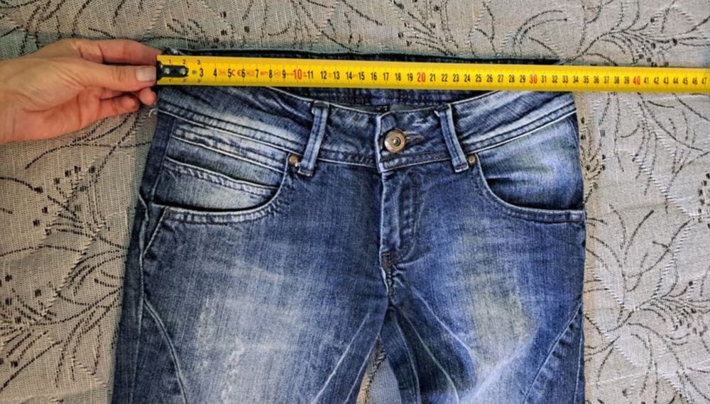 Дамски дънки, размер "XS".