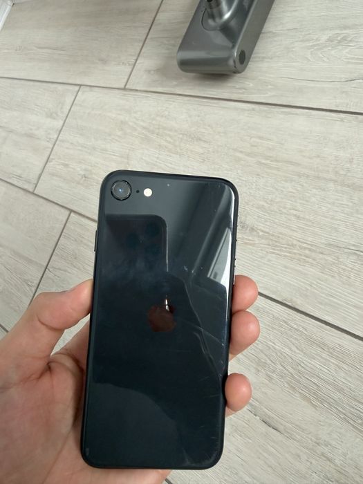 Продам iphone se 2020