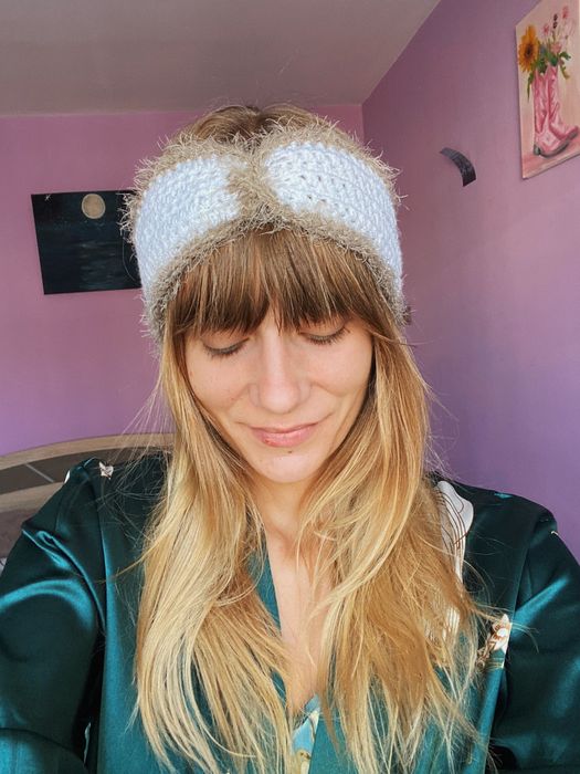 Bentita alba cu puf maro