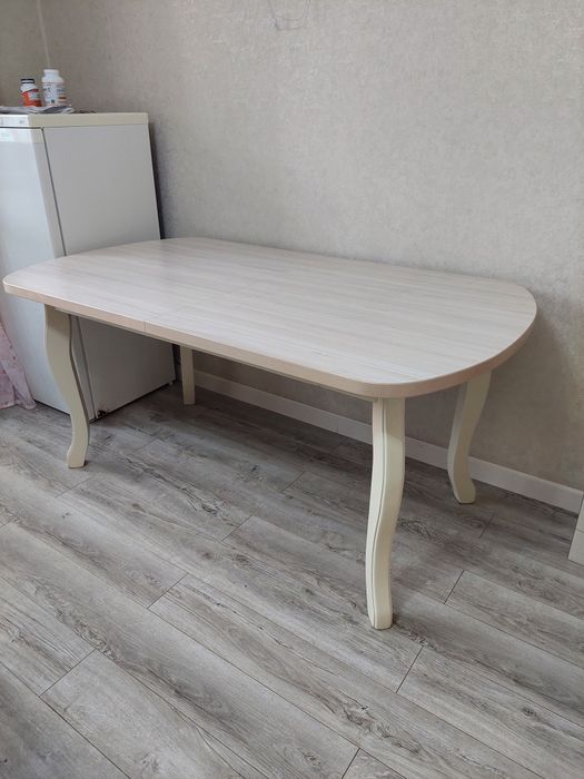 Стол для гостинной/кухни