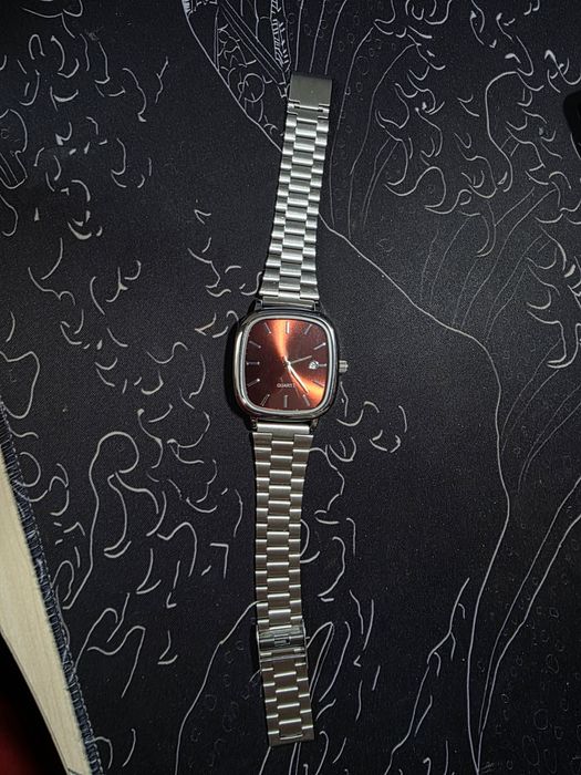 Часы  Quartz красные