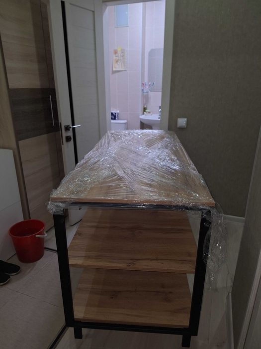 Продаётся стол с полками. Размер 148×60×80.