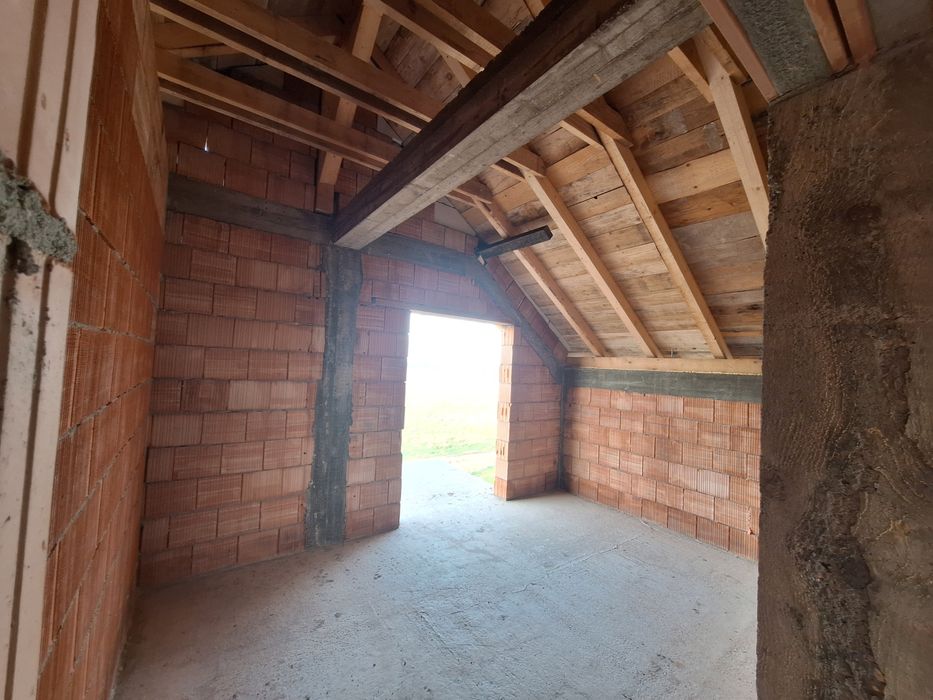 Se vinde casa la rosu in Livada-Arad