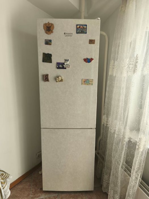 Холодильник Hotpoint-Ariston, 298 л, двухкамерный