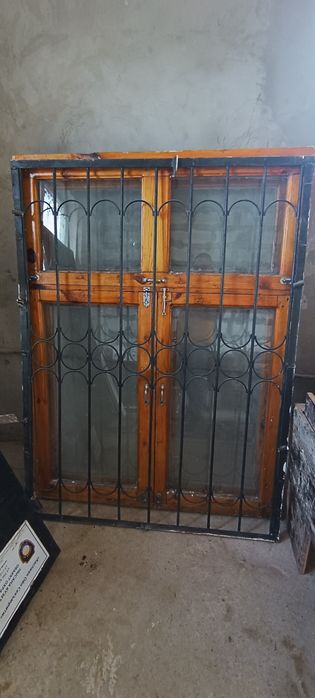 Окно, решетка, железная дверь