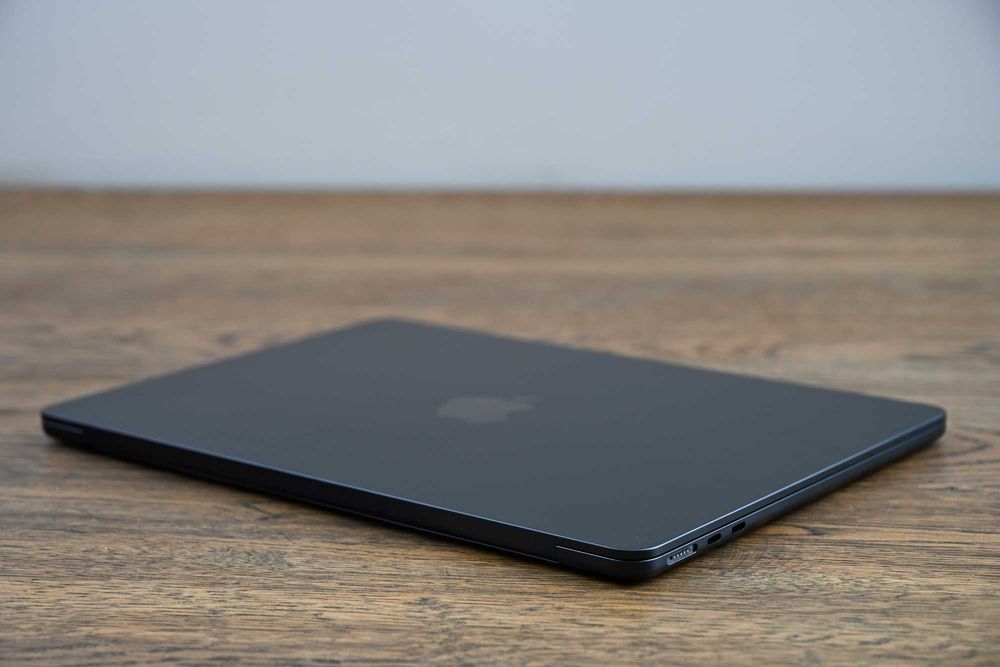 MacBook Air 13″ M2 / 16 GB RAM / 256 GB SSD /neutilizat, 5 cicluri bat