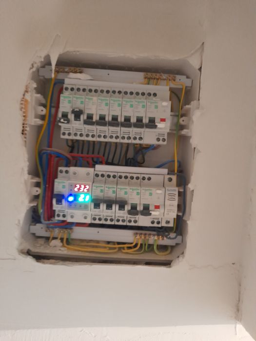 Montez faianta-gresie si instalatii sanitare si electrice
