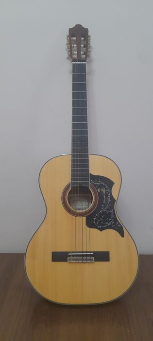 Gitara sotiladi, arzon narxda