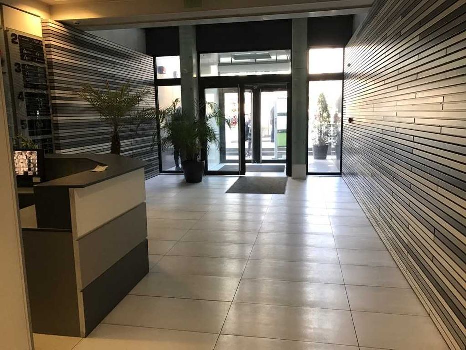 Дава се под наем Офис в Варна, Център - 83 кв.м за 1994.61 € - Снимка #1