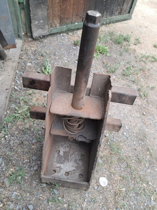 Продам крепление под запаску на камаз