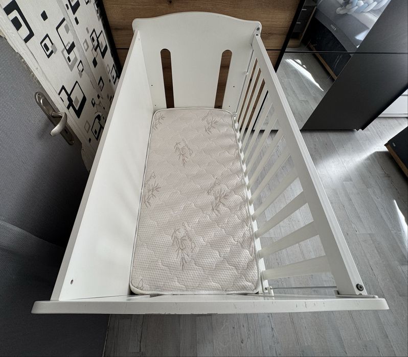 Бебешка кошара с люлеещ механизъм от MDF