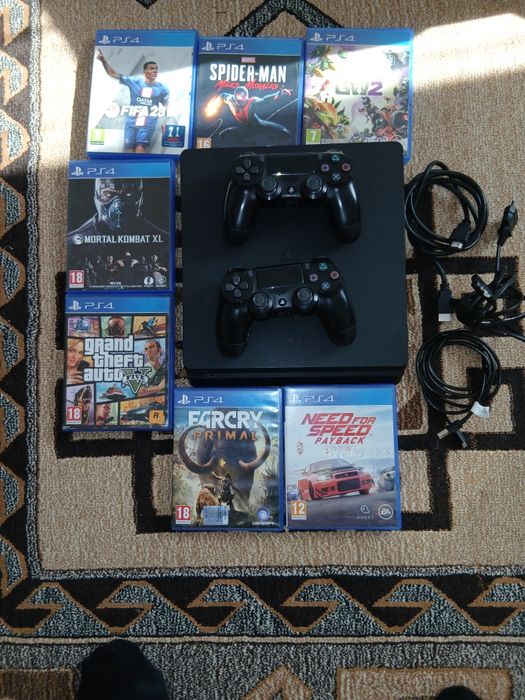 Play station 4 plus șapte jocuri