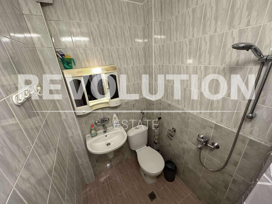 Тристаен апартамент в района на Колхозен пазар!