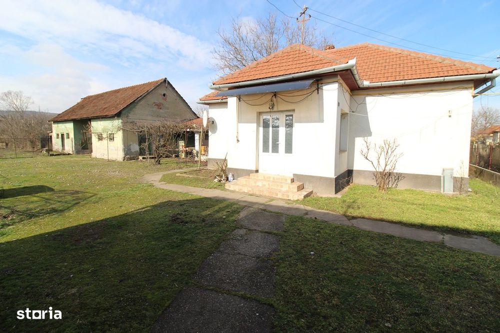 Vând proprietate cu 2 case în Peștișu Mare-Hunedoara, teren 2261mp...