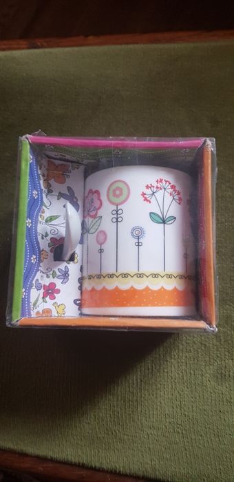 Продам  новый  чайный набор в упаковке , бокал и ложка, фарфор