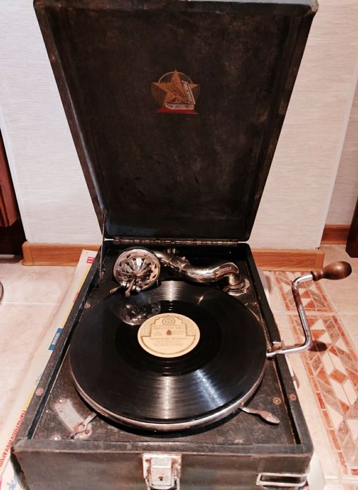 Продам Патефон Коломенский