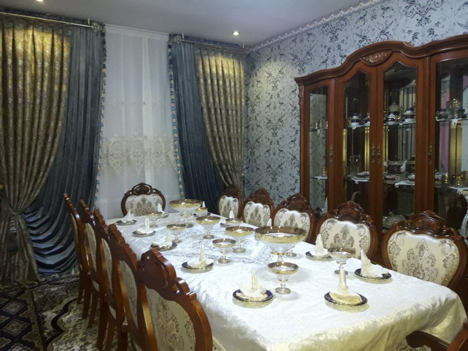 Мебель гостиная (Китай) 10 стульев 2 кресло, большой комод с зеркалом