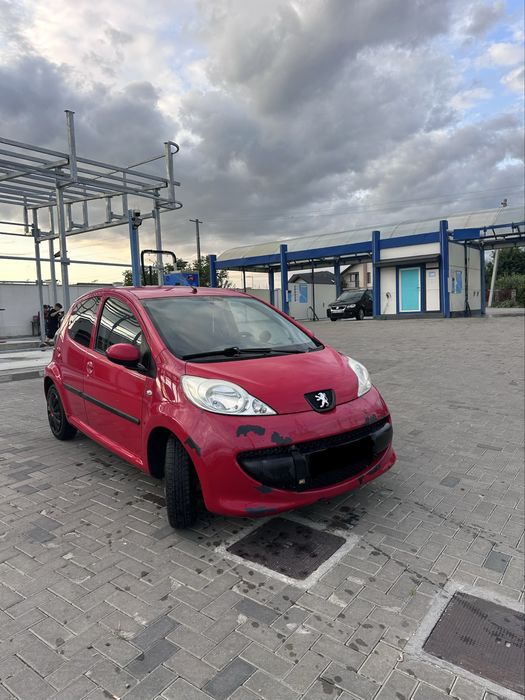 Peugeot 107 roșu ferrari