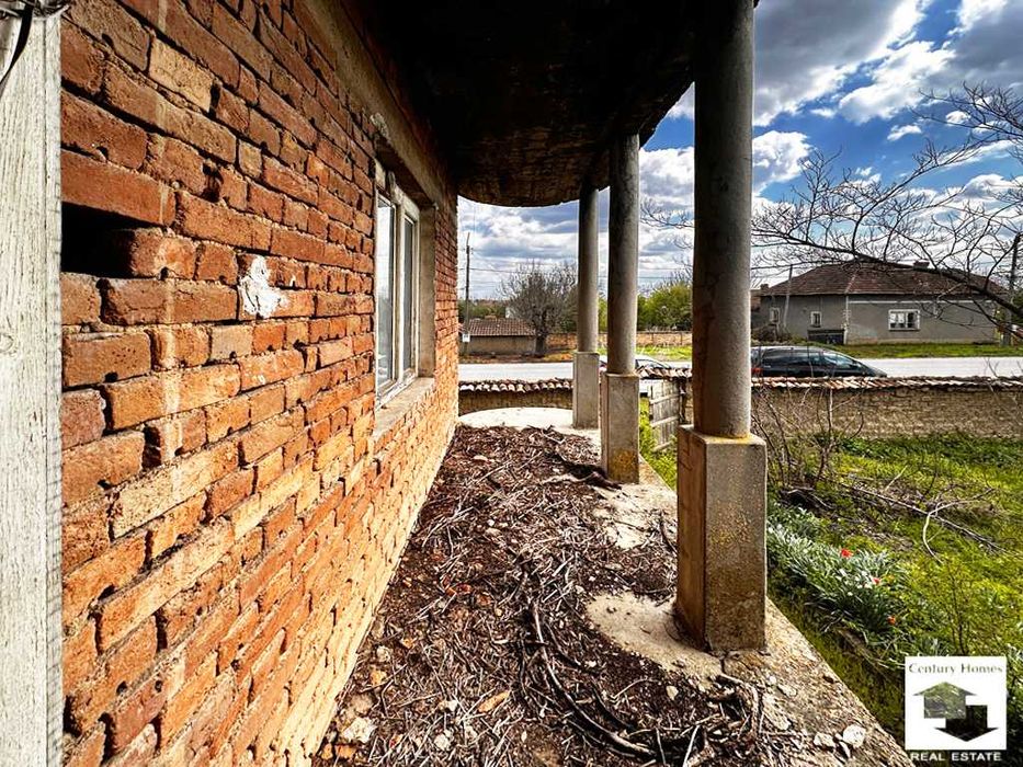 140314 Триетажна къща с 6 спални, гараж и голям двор в с. Караисен