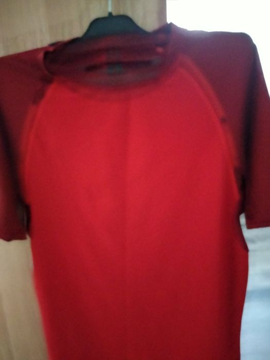 Pantaloni scurți și tricouri 2 buc la 50 lei.