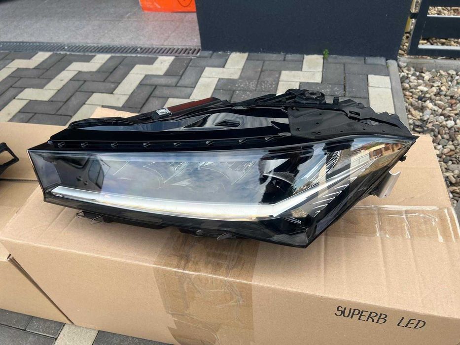 Far led nou stanga/dreapta Skoda Superb 4