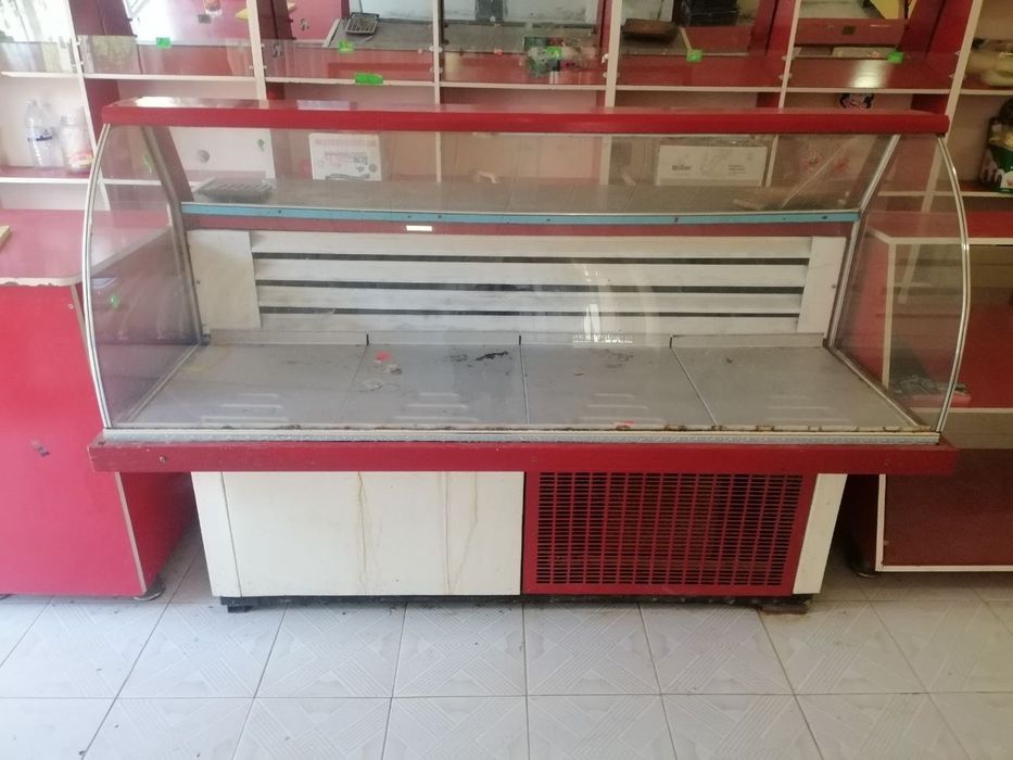Ветрина холодильник сотилади