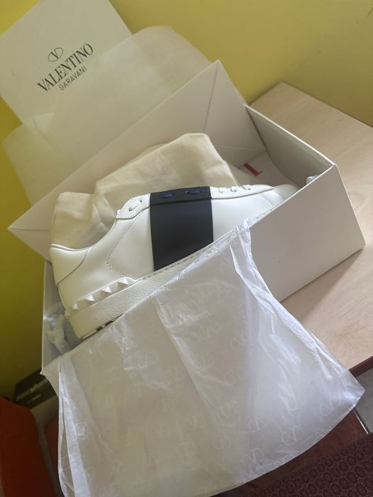 Adidasi Valentino Garavani albi si de preferat cu comanda le București