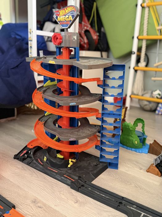 Игровой набор Hot Wheels Mega Garage
