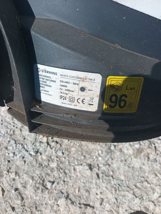 Vând masina de tuns iarba