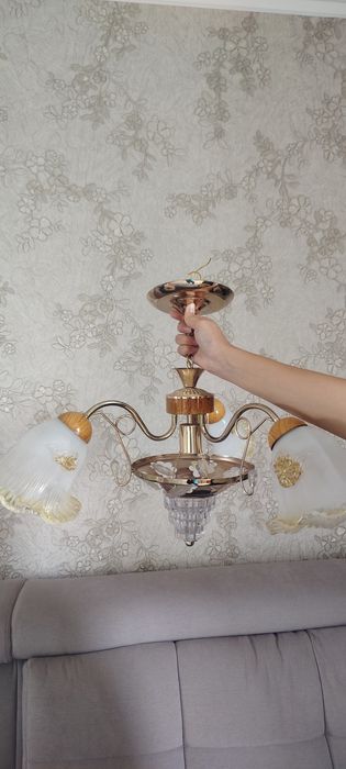 Продам трехрожковую люстру