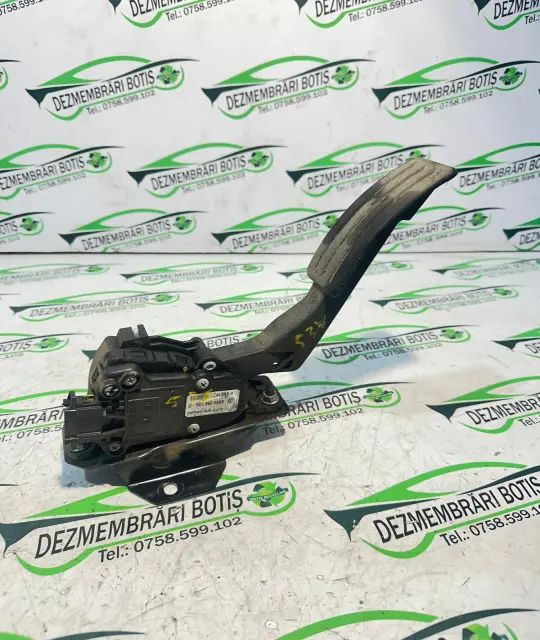 Pedala acceleratie 8200 386 506 Dacia Logan 2010 1.5 D MT (86 hp)