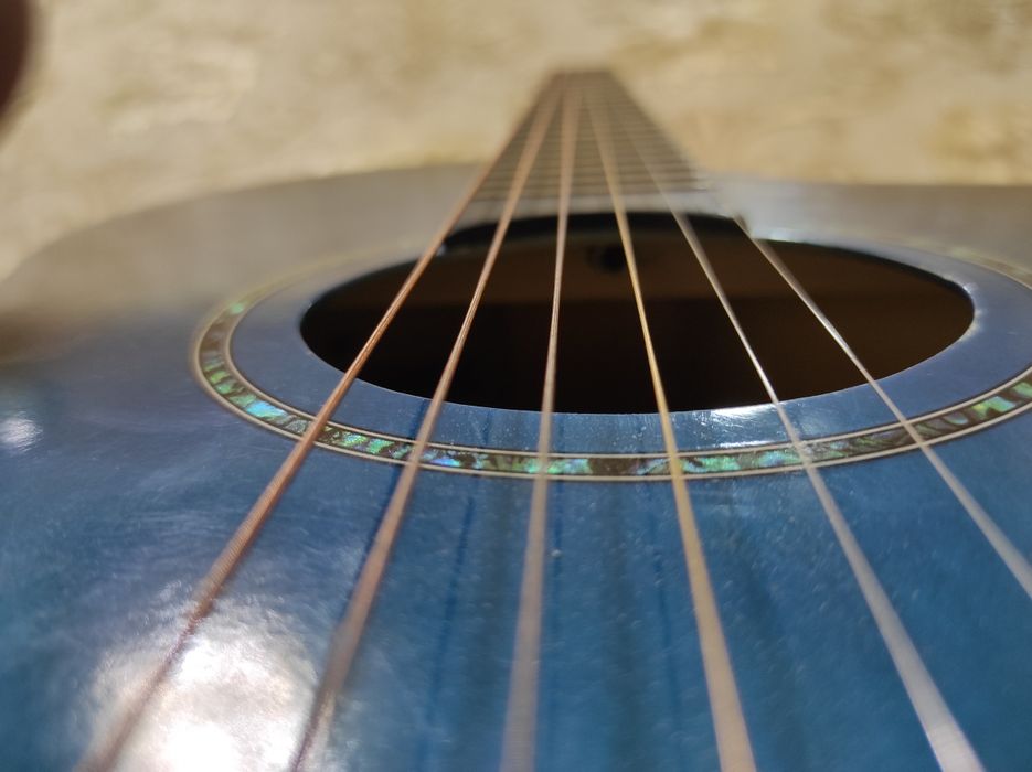 Srochna Gitara sotiladi razmer 38 narxi 820000 soʻm