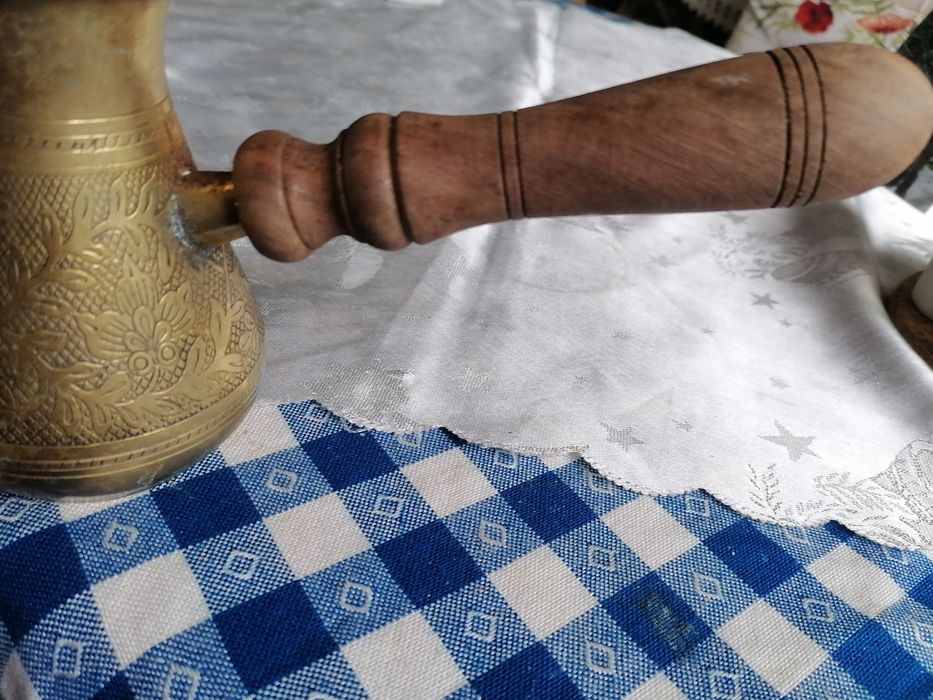 Джезве с инкрустирани фигури