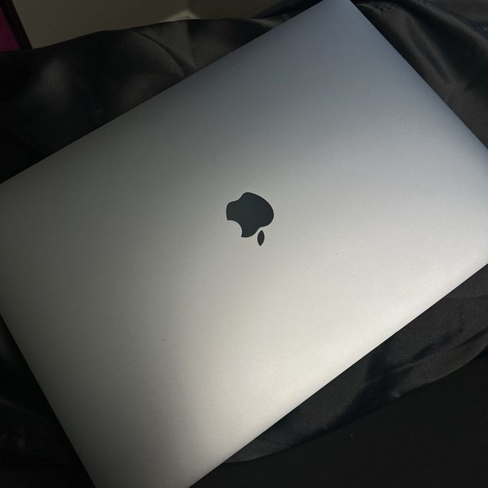 Apple MacBook Pro 15-inch (2017) | Intel Core i7 | 16GB RAM | 256SSD | AMD Radeon 450 | Retina Display