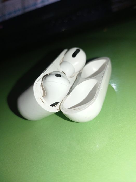 Apple Airpods pro quloqchinlari va zaryadkasi