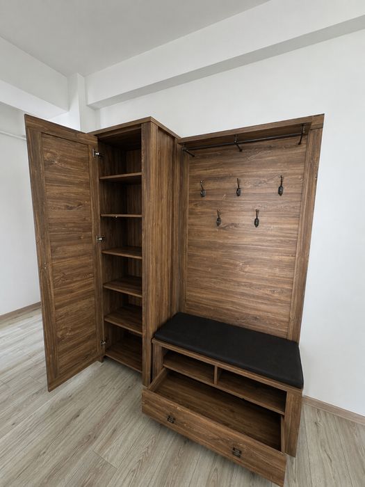 Mobilier hol complet – dulap + bancă cu cuier, finisaj lemn maro
