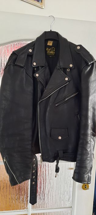 Vând  3 Geci 1 Piele și 2 de Blugi Deosebite