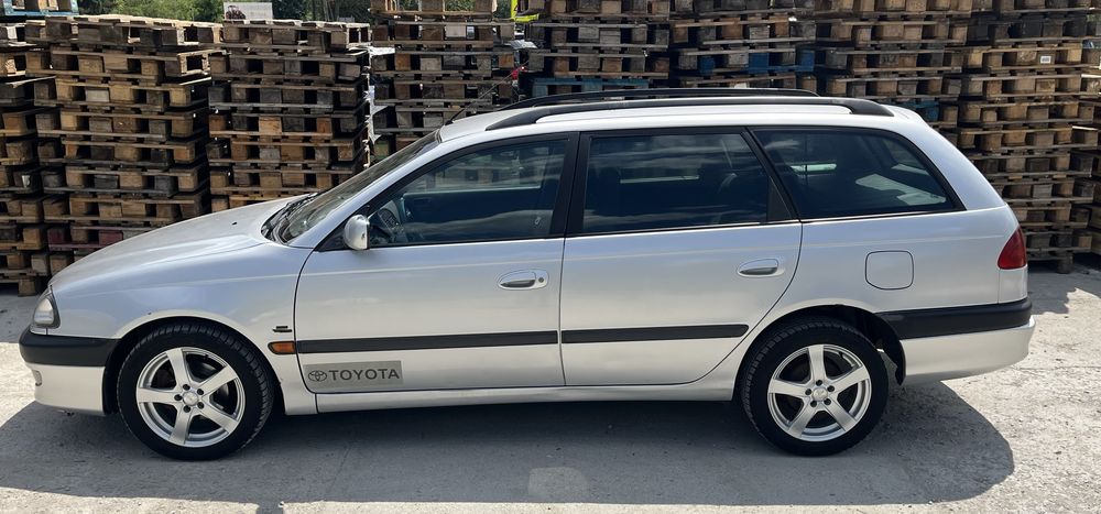 Toyota avensis цала за части или за ремонт