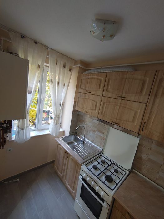 Apartament cu trei camere de închiriat