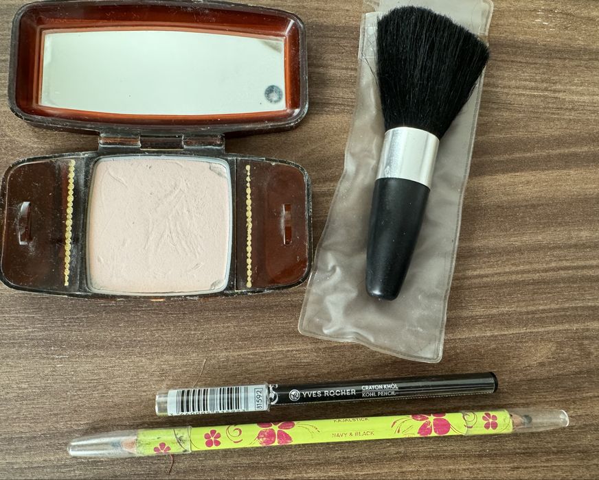 Козметика лот моливи, четка, пудриера и спрей