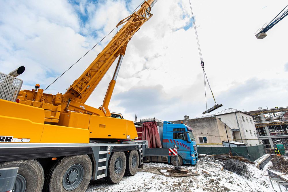 Închiriere Automacara - Diverse Capacități și Înălțimi de Lucru