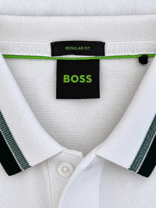 Tricou polo BOSS Regular Fit alb cu logo brodat și detalii contrastante, mărimea M