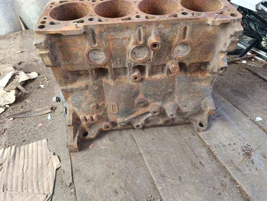 Блок цилиндров Audi 80 B3 2л