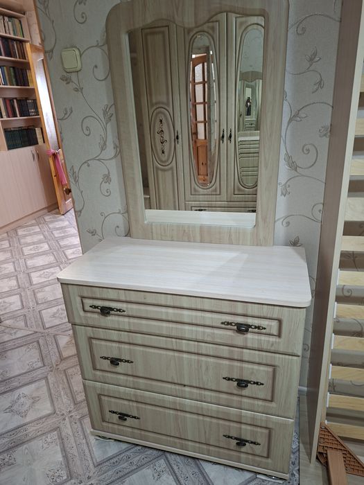 Продам двухспальную кровать с комодом
