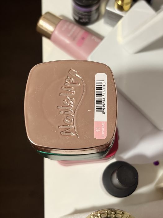 Geluri nailsup nesigilate