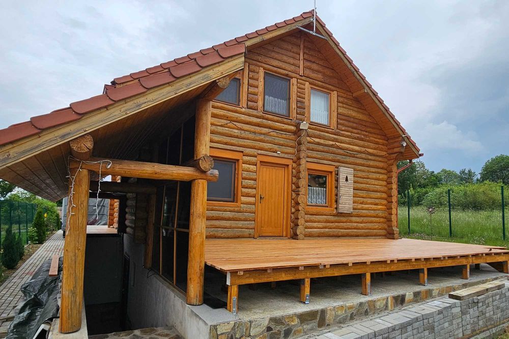 Casă din bușteni cu teren mare