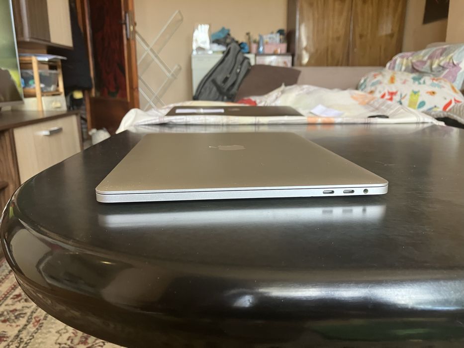 MacBook Pro 2017, four Thunderbolt touch
