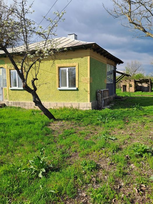 Casa de vanzare la tara